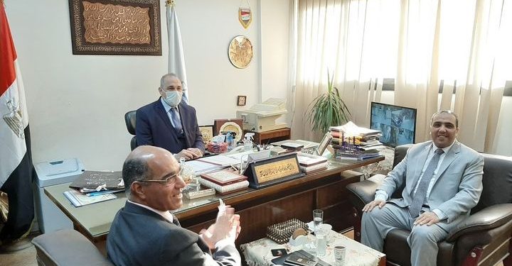 وكيل تعليم القاهرة يشارك في توفير الأكسجين للمدرسين المصابين بكورونا