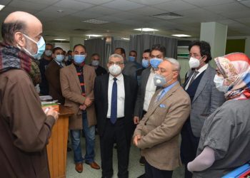 رئيس جامعة طنطا ونائبه يطمئنان على طالب هندسة المصاب فى حادث سير