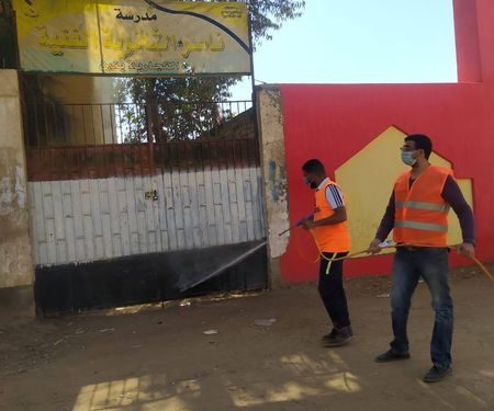 نقابة المعلمين بملوي تساهم في تطهير المدارس خلال الإجازة الدراسية