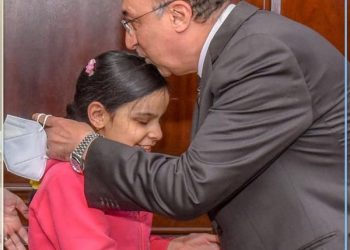 محافظ الإسكندرية يكرم 3 أشقاء مكفوفين حافظين للقرآن الكريم "صور"