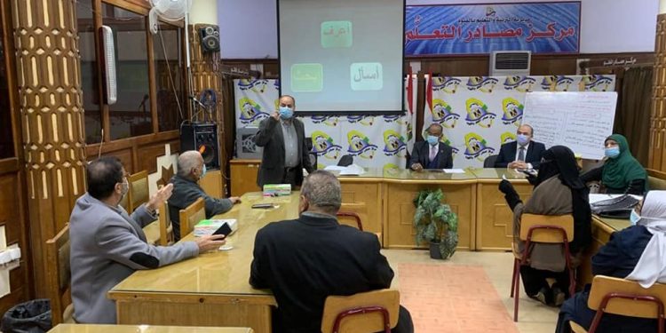 تعليم الفيوم: تدريب التنمية المهنية لموجهي العلوم على الفصول البحثية