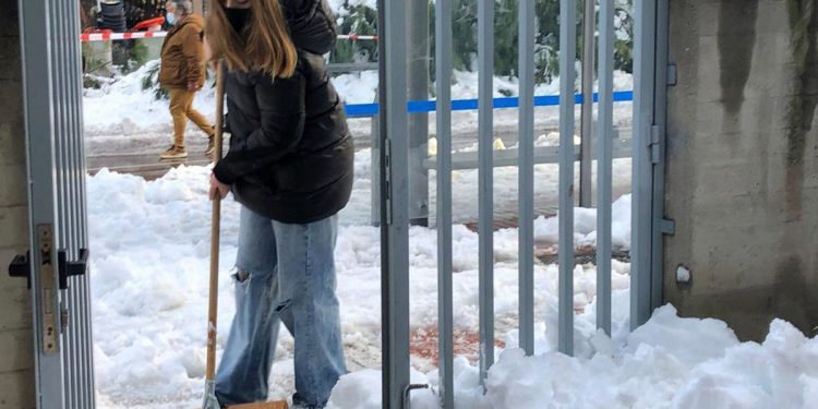 إسبانيا.. الثلوج تنقذ الطلاب في إحدى مدارس مدريد من انفجار مجاور لهم