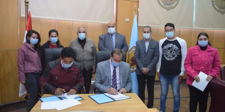 بتمويل 3 مليون و570 ألف جنيه.. جامعة سوهاج تتعاقد مع الفرق الفائزة في برنامج الحاضنات التكنولوجية