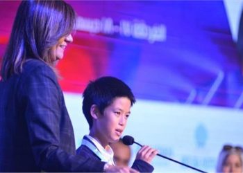 وزيرةالهجرة مع الطفل احمدةالزناتى