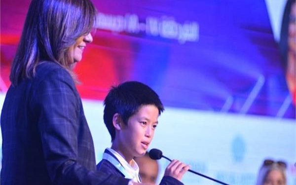 وزيرةالهجرة مع الطفل احمدةالزناتى