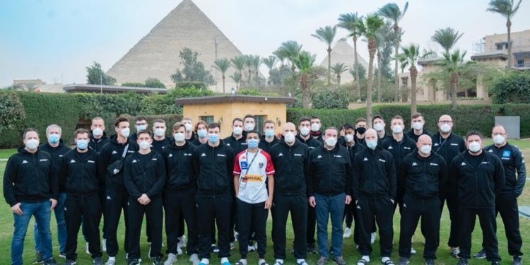 طالب بجامعة القاهرة مترجمًا للمنتخب النمساوي في بطولة كأس العالم لكرة اليد