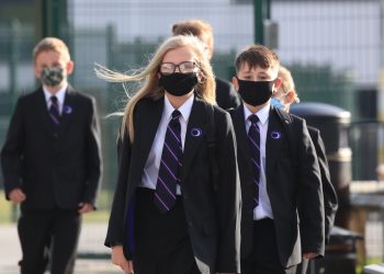 بريطانيا تقرر إغلاق المدارس حتى منتصف فبراير