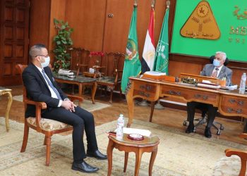 رئيس جامعة المنوفية يلتقى بمسئول الطلاب الوافدين من العراق