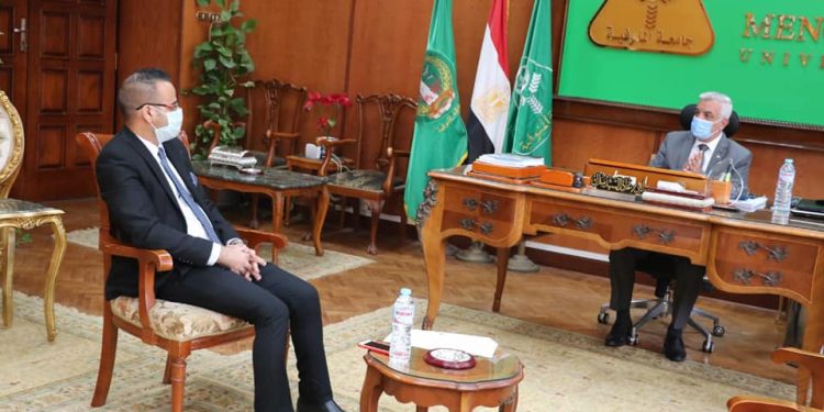 رئيس جامعة المنوفية يلتقى بمسئول الطلاب الوافدين من العراق