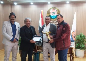 مهرجان أفلام المرأة يهدي رئيس جامعة أسوان درع المهرجان