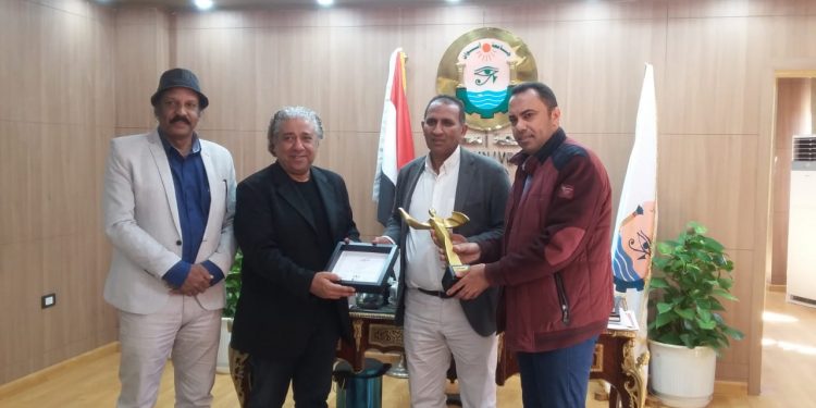 مهرجان أفلام المرأة يهدي رئيس جامعة أسوان درع المهرجان