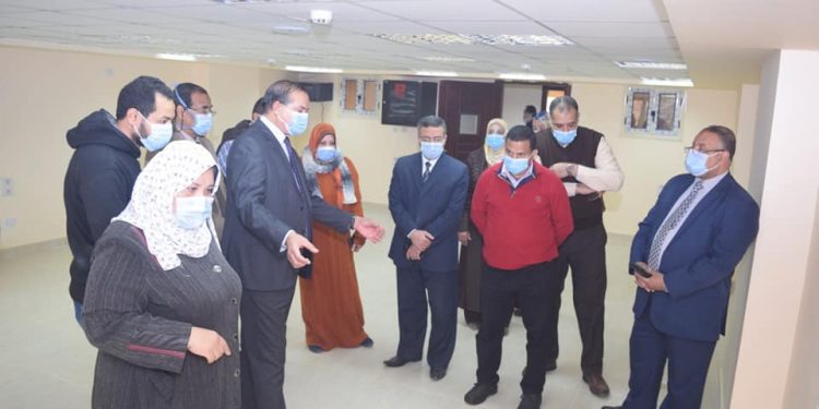 رئيس جامعة سوهاج يتفقد مركز تنمية الموارد البشرية تمهيداً لافتتاحه قريبًا