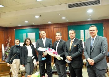 بمناسبة عيد الشرطة الـ69.. طلاب جامعة أسيوط يقدمون الورود لمدير الأمن وعدد من الجنود