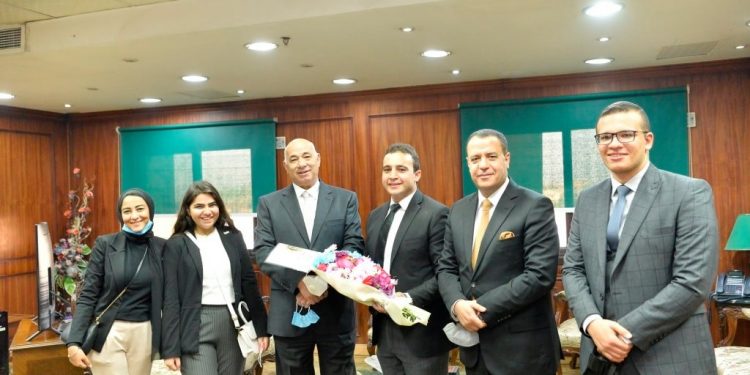 بمناسبة عيد الشرطة الـ69.. طلاب جامعة أسيوط يقدمون الورود لمدير الأمن وعدد من الجنود