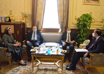 رئيس جامعة بني سويف يهدى مجلس النواب 650 نسخة من الدليل الإرشادي للبرلمان