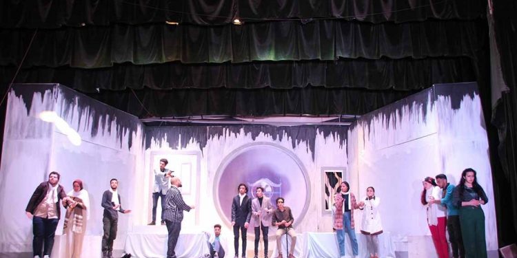 جامعة أسيوط تنافس في إبداع 9 بعرض فني لمسرحية «العَمى»