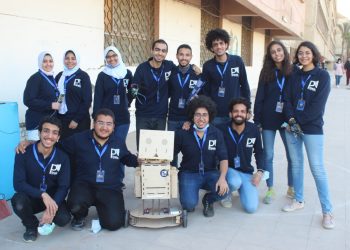 «من حقهم نسمعهم».. كواليس صُنع طلاب هندسة حلوان «قفاز» لتحويل الإشارة إلى كلام مسموع