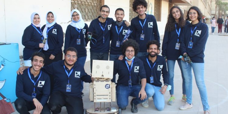 «من حقهم نسمعهم».. كواليس صُنع طلاب هندسة حلوان «قفاز» لتحويل الإشارة إلى كلام مسموع