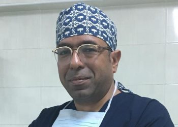 رئيس قسم العظام بطب الأزهر بأسيوط يجرى عملية جراحية نادرة لطفل العظم الزجاجي