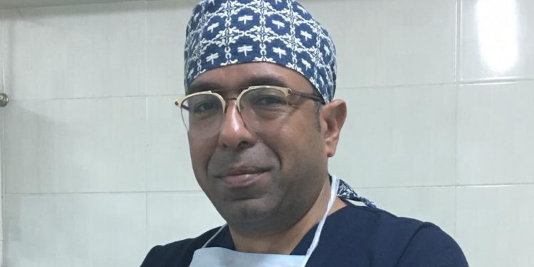 رئيس قسم العظام بطب الأزهر بأسيوط يجرى عملية جراحية نادرة لطفل العظم الزجاجي