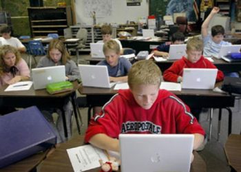 مركز مكافحة الأمراض الأمريكي يلوح بإعادة فتح المدارس