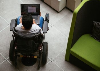 منح للحصول على البكالوريوس للطلاب من ذوي الاحتياجات الخاصة