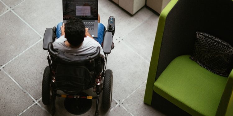 منح للحصول على البكالوريوس للطلاب من ذوي الاحتياجات الخاصة