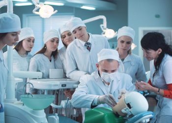 كيف تحصل على بكالوريوس طب الأسنان والعلاج الطبيعي في إيطاليا؟