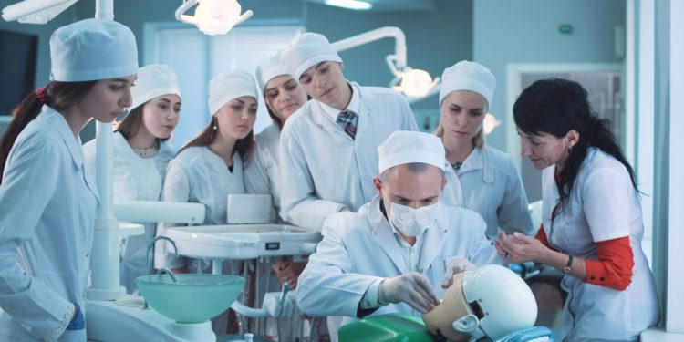 كيف تحصل على بكالوريوس طب الأسنان والعلاج الطبيعي في إيطاليا؟