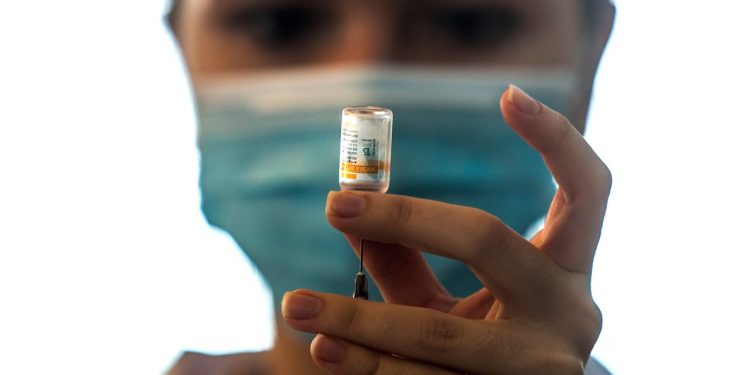 ازدياد فعالية لقاح "سينوفاك" الصينية بإطالة الفارق الزمني بالجرعتين