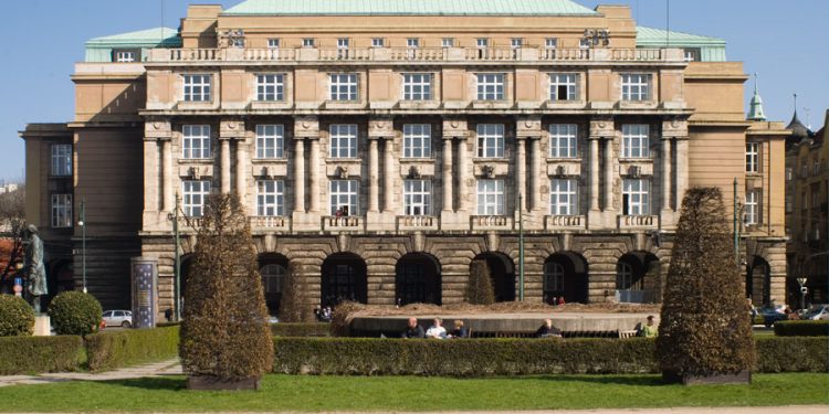 أسوة بمصر.. منع تواجد الطلاب في جامعات التشيك