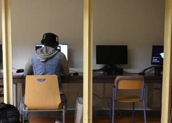 الإرهاق يصيب طلاب فرنسا بسبب التعليم عن بعد