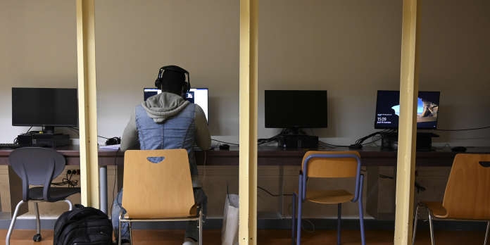 الإرهاق يصيب طلاب فرنسا بسبب التعليم عن بعد