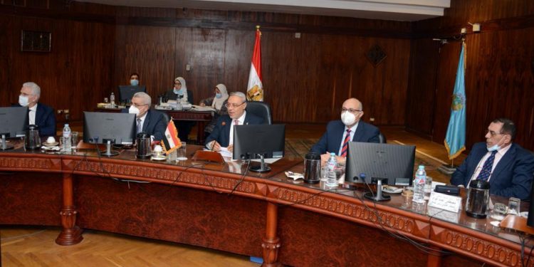 جامعة طنطا تناقش استعدادتها لامتحانات الفصل الدراسي الأول