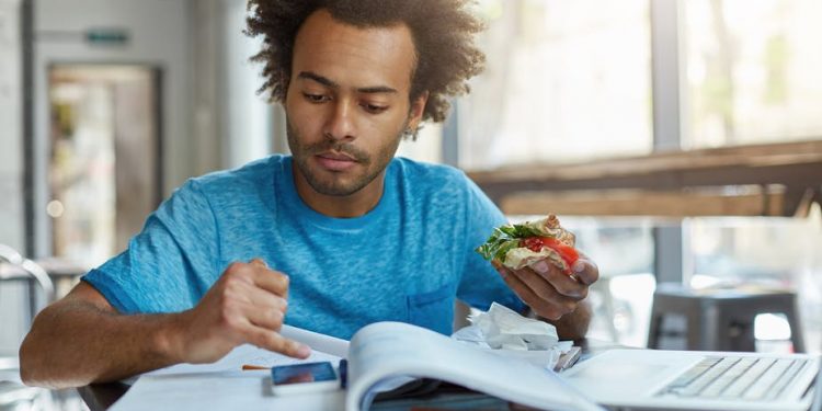 بسبب العزل المنزلي.. دراسة كندية تكشف تفاقم سوء التغذية لدى طلاب الجامعات