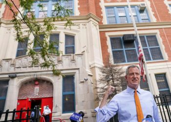 عمدة مدينة نيويورك يرفض إغلاق المدارس 