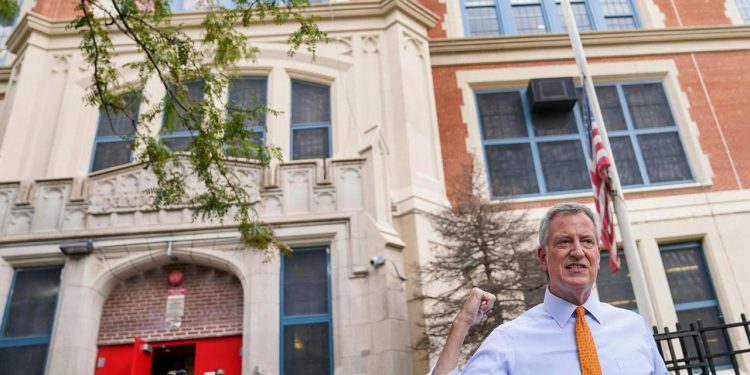 عمدة مدينة نيويورك يرفض إغلاق المدارس 