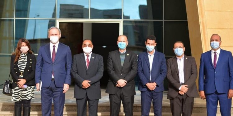 رئيس جامعة بني سويف التكنولوجية يستقبل السفير البيلاروسي لبحث سبل التعاون المشترك