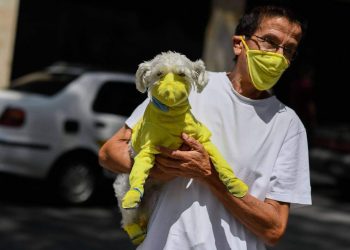 الكمامات حول العالم على كل شكل ولون