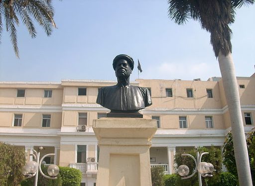 أثناء الحرب الطبية ضد كورونا.. قلة من حملة البالطو الأبيض بجامعة عين شمس يحتفلون بتخرجهم