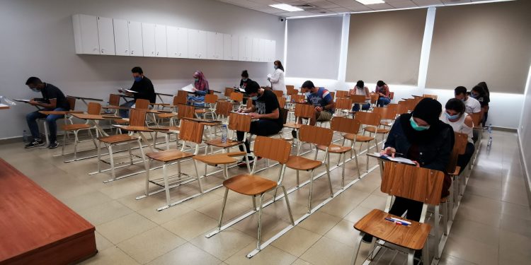 جائحة كورونا تتلاعب بمصائر طلاب الجامعات.. دمج الامتحانات مقترح مرفوض