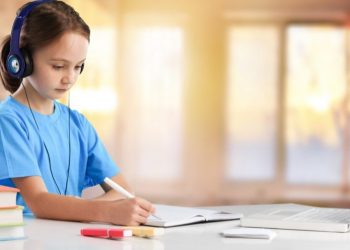 دراسة بريطانية: 30% من الآباء يشعرون بقلق من التعليمً عن بعد                                                                        