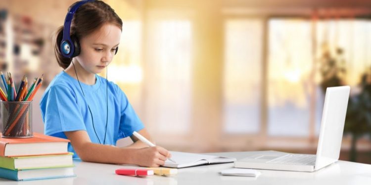 دراسة بريطانية: 30% من الآباء يشعرون بقلق من التعليمً عن بعد                                                                        