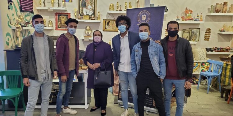 طلاب جامعة عين شمس في زيارة لمعرض ديارنا للأسر المنتجة|صور