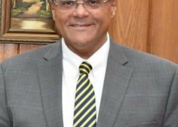 نائب رئيس جامعة عين شمس يشارك بالتدريس في الدورة العالمية لجراحة العمود الفقري