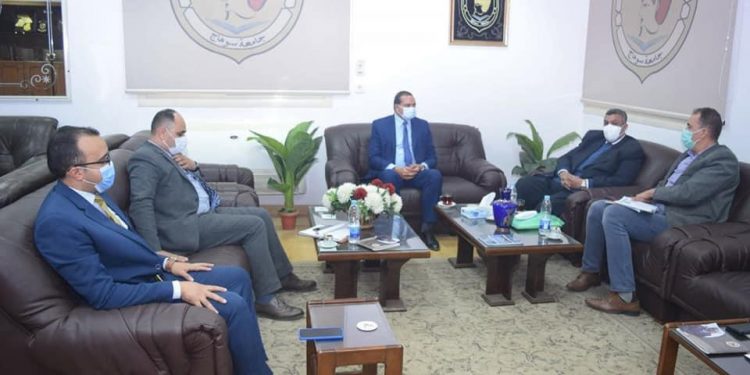جامعة سوهاج ووزارة البيئة تبحثان آليات التعاون لتنفيذ وحدات البيوجاز المولدة للطاقة |صور