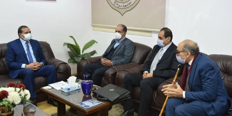 جامعة سوهاج تبحث التعاون مع نقابة العلاج الطبيعي لوضع لائحة الكلية