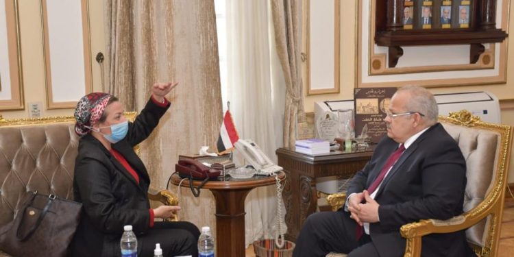 اجتماع الدكتور محمد عثمان الخشت رئيس جامعة القاهرة مع وزيرة البيئة