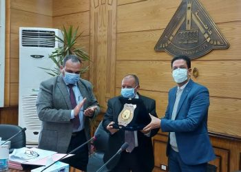 مجلس جامعة بنها يكرم عميدي كليتي التجارة والزراعة