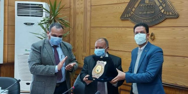 مجلس جامعة بنها يكرم عميدي كليتي التجارة والزراعة
